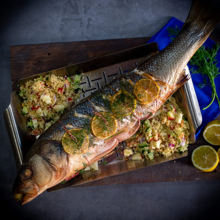 Gegrilde Zeebaars op hooibed met venkel, paprika en asperges van de BBQ