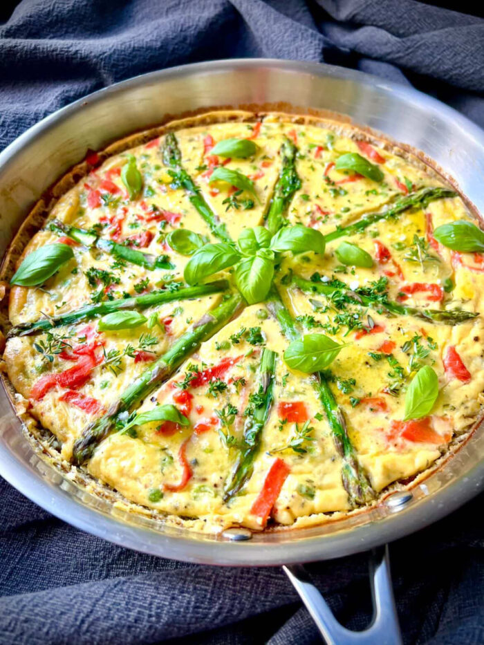 Frittata met gerookte zalm, groene asperge & ricotta