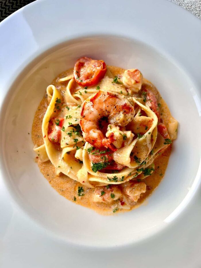 Romige pappardelle met black tiger garnalen