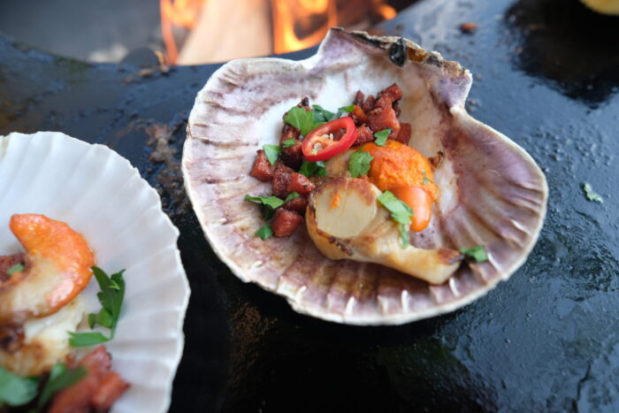 Spaans geïnspireerde coquilles van de BBQ of plancha